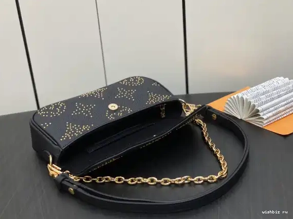 WIS Chain on Wallet Ivy LOUIS VUITTON 0424